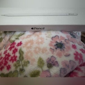 Apple Pencil - Sleek White Design